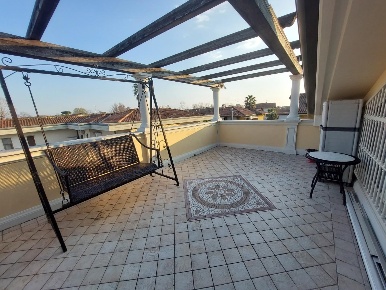 Foto Appartamento a Massa Marina di Massa Centro di 110 m² con 4 locali