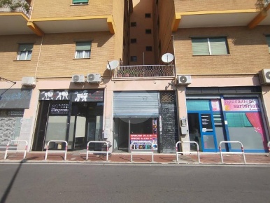 Foto Negozio in Via nazario sauro, Guidonia Montecelio di 25 m² in affitto