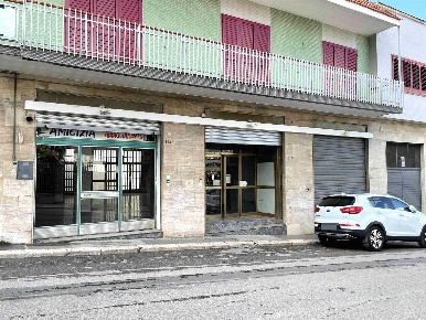 Foto Locale commerciale a Canosa di Puglia Centro di 280 m² con 1 locali