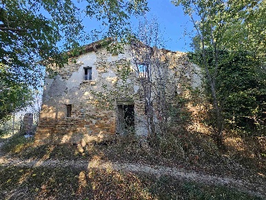 Foto Rustico a San Severino Marche di 280 m² con 7 locali in vendita