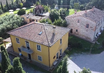 Foto Rustico a Sarteano Centro di 1250 m² con 19 locali in vendita