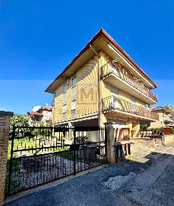 Foto Casa indipendente in Via Costa, Terracina di 230 m² con 10 locali