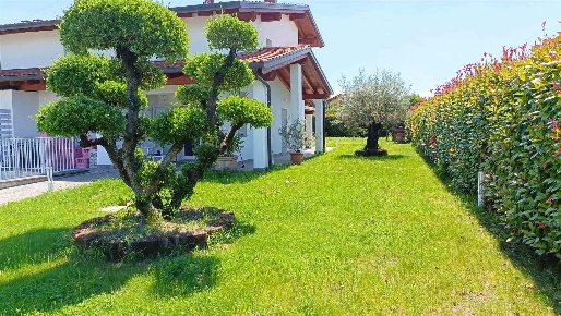 Foto Villa unifamiliare a Borgo San Lorenzo di 180 m² con 9 locali