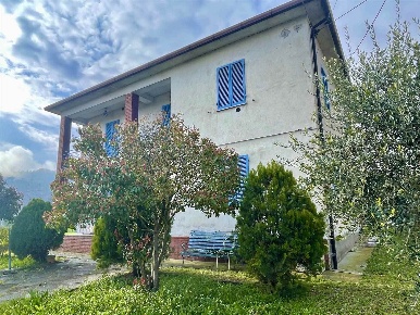 Foto Casa indipendente a Città di Castello di 300 m² con 10 locali