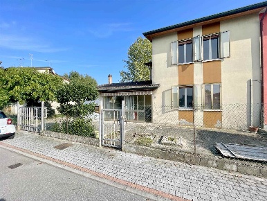 Foto Villa bifamiliare a Borgo Virgilio Romanore di 128 m² con 4 locali