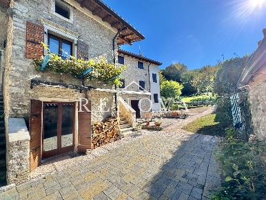 Foto Rustico a Caprino Veronese di 170 m² con 3 locali in vendita