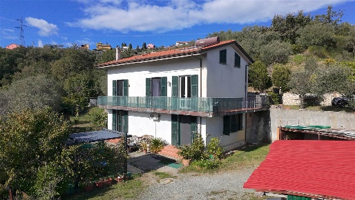 Foto Villa unifamiliare a Vezzano Ligure di 260 m² con 10 locali in vendita