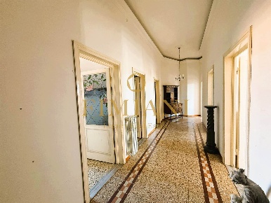 Foto Appartamento in Piazza G. Vieusseux 9R, Firenze di 110 m² con 4 locali