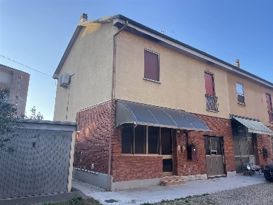 Foto Case semi ndipendenti a Mortara Centro di 140 m² con 4 locali