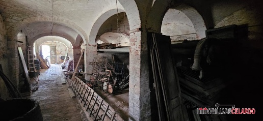 Foto Magazzino a Colle di Val d'Elsa Abbadia, Campolungo di 108 m²