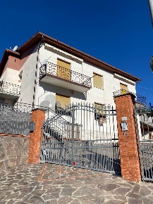 Foto Villa unifamiliare in Via 1º Maggio 12, Follo di 220 m² con 10 locali