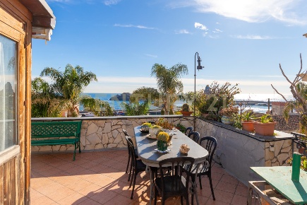 Foto Attico in Via Serbatoio 2, Aci Castello Centro di 60 m² con 3 locali