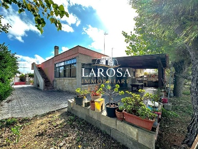 Foto Villa unifamiliare in Viale Delfino 30, Melendugno di 101 m²