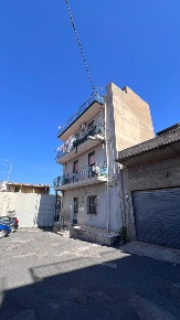 Foto Casa indipendente a Santa Maria di Licodia di 198 m² con 9 locali