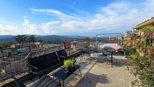 Foto Appartamento in Via del Forno 6, Todi Centro di 184 m² con 10 locali