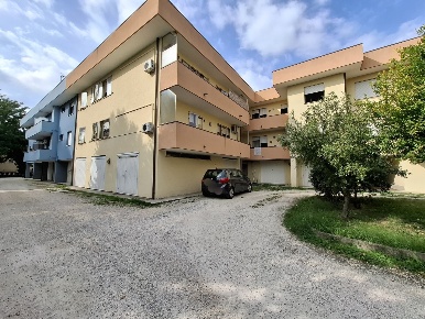 Foto Posti auto in Via Lionello D'Este 8, Rovigo Commenda, San Bortolo