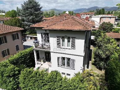 Foto Villa unifamiliare in Viale Pacini 35, Lucca Arancio di 400 m²