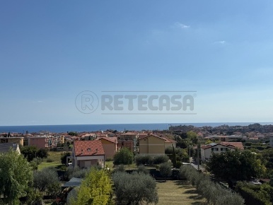 Foto Appartamento in Via Montello 54C, Loano Centro di 130 m² con 6 locali