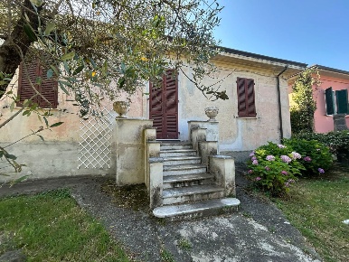 Foto Villa singola a Sarzana Centro di 137 m² con 5 locali in vendita