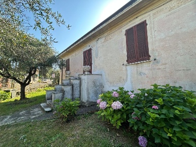 Foto Villa singola a Sarzana Centro di 137 m² con 5 locali in vendita