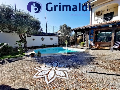 Foto Villa unifamiliare a Napoli di 220 m² con 8 locali in vendita