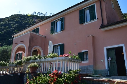 Foto Villa unifamiliare in SP334 317, Albisola Superiore di 220 m²