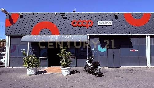 Foto Locale commerciale in Via Galermo 185, Catania di 500 m² con 30 locali