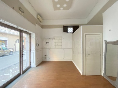 Foto Locale commerciale a Giugliano in Campania Centro Storico di 30 m²