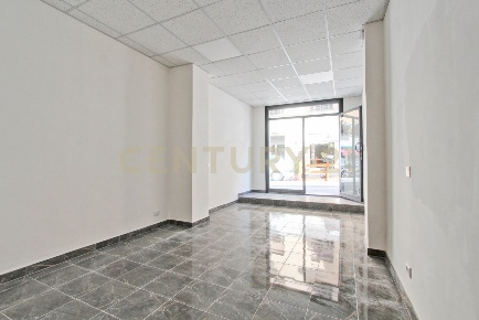 Foto Locale commerciale in Via Ruggero Fauro 21, Roma Parioli di 56 m²