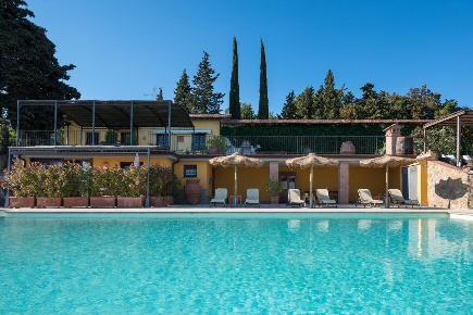 Foto Casale a Capraia e Limite di 300 m² con 15 locali in vendita