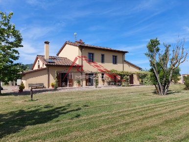 Foto Rustico a Cascina Navacchio Nord - Zambra di 400 m² con 9 locali