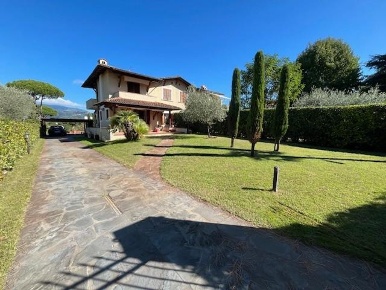 Foto Villa bifamiliare a Camaiore Lido di Camaiore di 200 m² con 6 locali