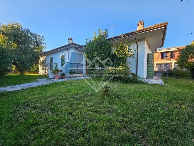 Foto Casa indipendente a Carrara Marina di Carrara di 180 m² con 7 locali
