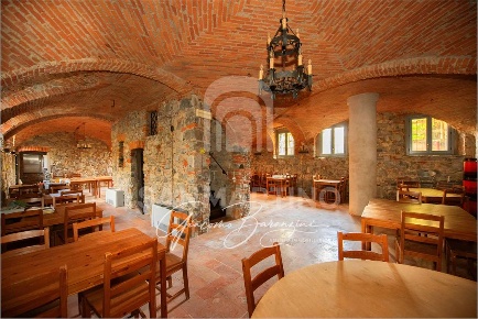 Foto Negozio in Via Milano, Cocquio-Trevisago Cocquio di 550 m² in vendita