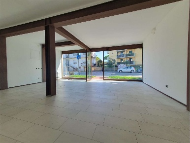 Foto Negozio a Montegrotto Terme di 66 m² con 1 locali in vendita