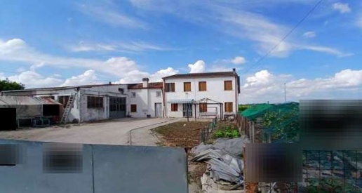 Foto Appartamento in Via Antonio Gramsci, Masi di 210 m² con 6 locali