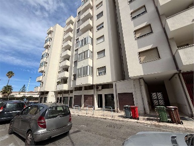 Foto Negozio in Via Ponte Ferroviario 28-30, Brindisi Cappuccini di 100 m²