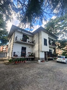 Foto Villa unifamiliare in via M. Bochi 41, Perugia di 280 m² con 14 locali