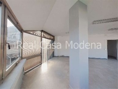 Foto Ufficio in Via Cagliostro, Modena San Faustino di 428 m² con 12 locali