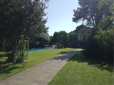 Foto Villa unifamiliare a Villafranca di Verona di 266 m² con 8 locali