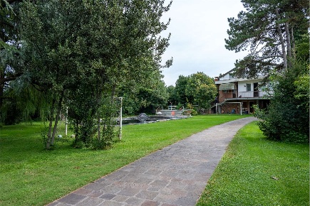 Foto Villa unifamiliare a Villafranca di Verona di 266 m² con 8 locali