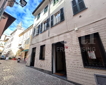 Foto Negozio in Via Mascari 31, Lecco Centro di 33 m² con 1 locali