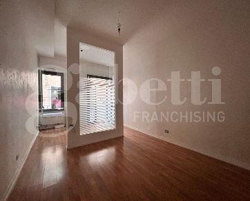 Foto Negozio in Via Mascari 31, Lecco Centro di 33 m² con 1 locali
