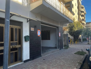 Foto Negozio a Battipaglia Centro di 97 m² con 2 locali in vendita