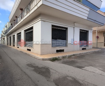 Foto Negozio in Vico del Macello snc, Manduria Centro di 120 m² in vendita