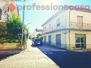 Foto Negozio in Via SOLDATO IGNOTO 0, Aquino di 90 m² con 2 locali