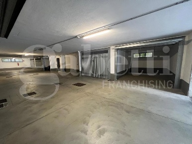 Foto Box in Via Ugo Foscolo 4, Malgrate di 24 m² in vendita