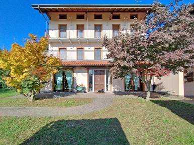 Foto Casa indipendente in nazionale, Borgomanero Centro di 350 m²