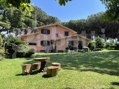 Foto Villa unifamiliare in Via Appia Nuova SNC, Marino di 425 m² in vendita