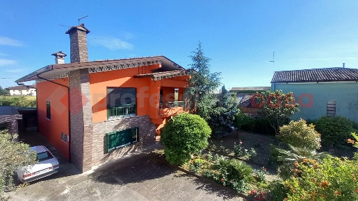 Foto Villa singola a Roveredo di Guà Centro di 330 m² con 8 locali